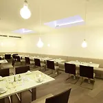 Pure White Πράγα
