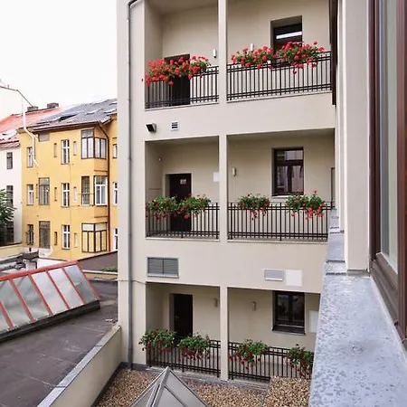 Pure White Praga