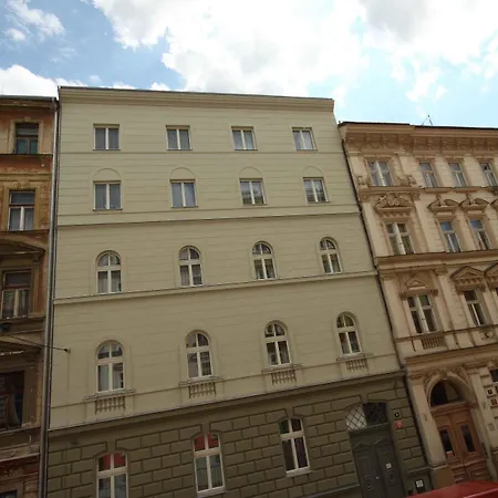 Hotell Pure White Prag