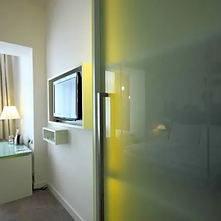Hotel Pure White