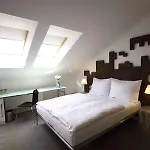 Hotel Pure White