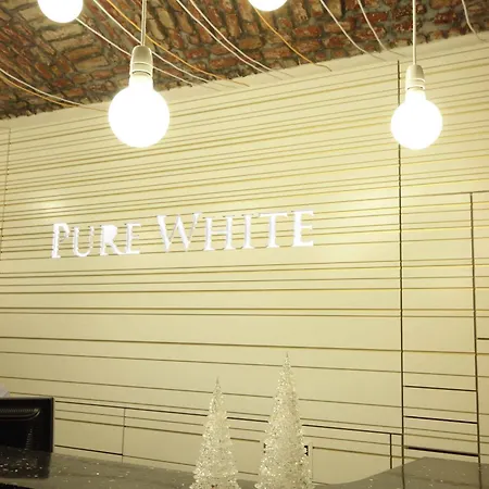 Hotel Pure White